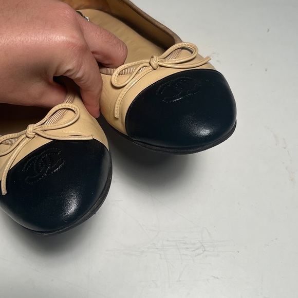 CHANEL Two-Tone Beige and Black Flats - Picture 2 of 10